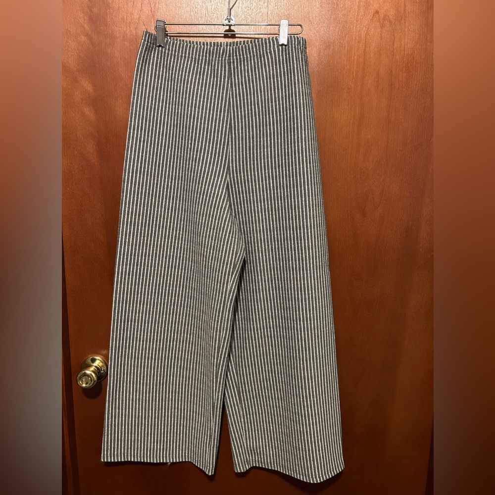 Grey and white striped wide leg pants by Angie. Size L